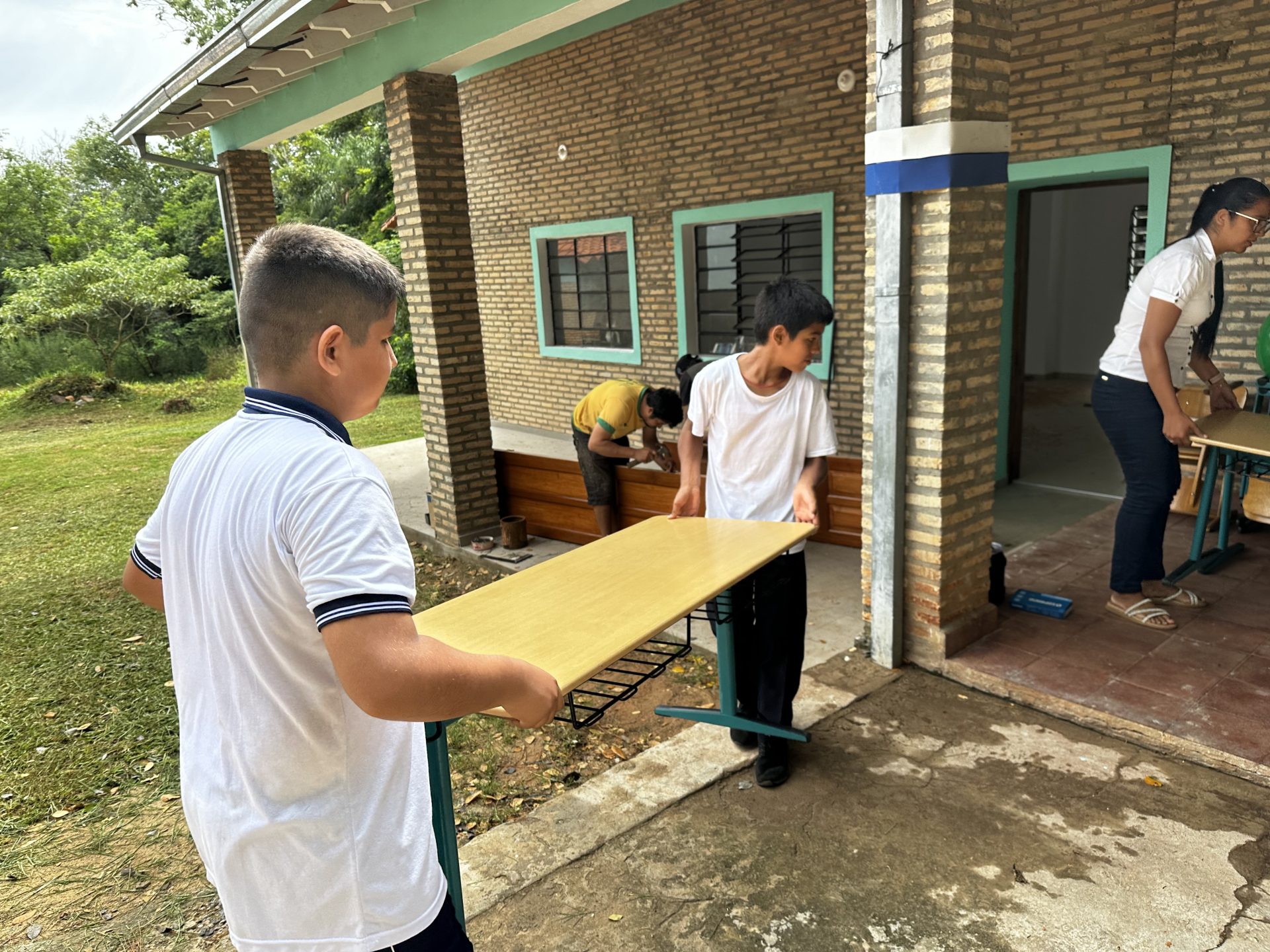 Mehrere Personen stehen vor einem Gebäude und lächeln in die Kamera